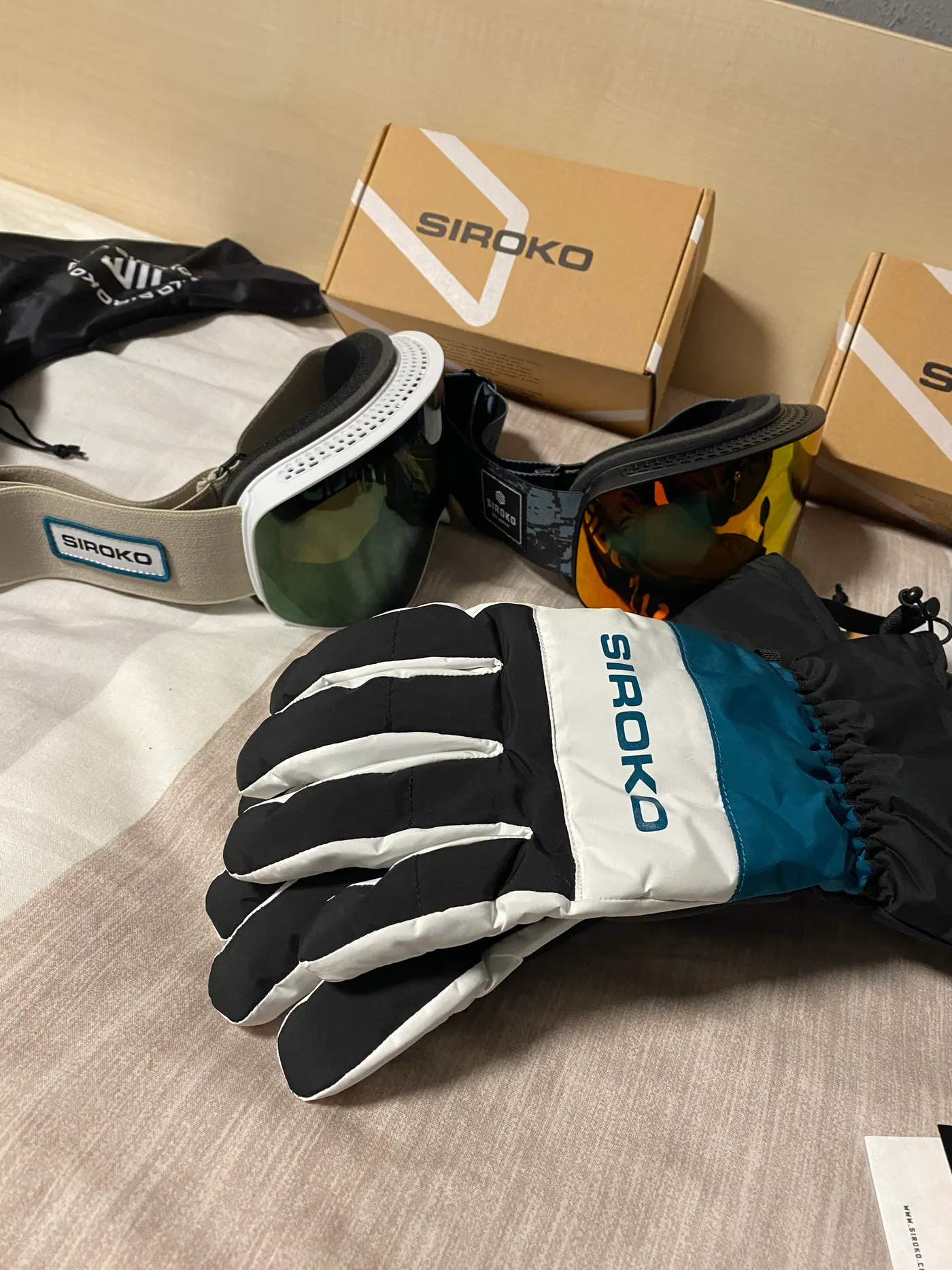 Mis gafas y guantes Siroko sobre la cama, con sus cajas