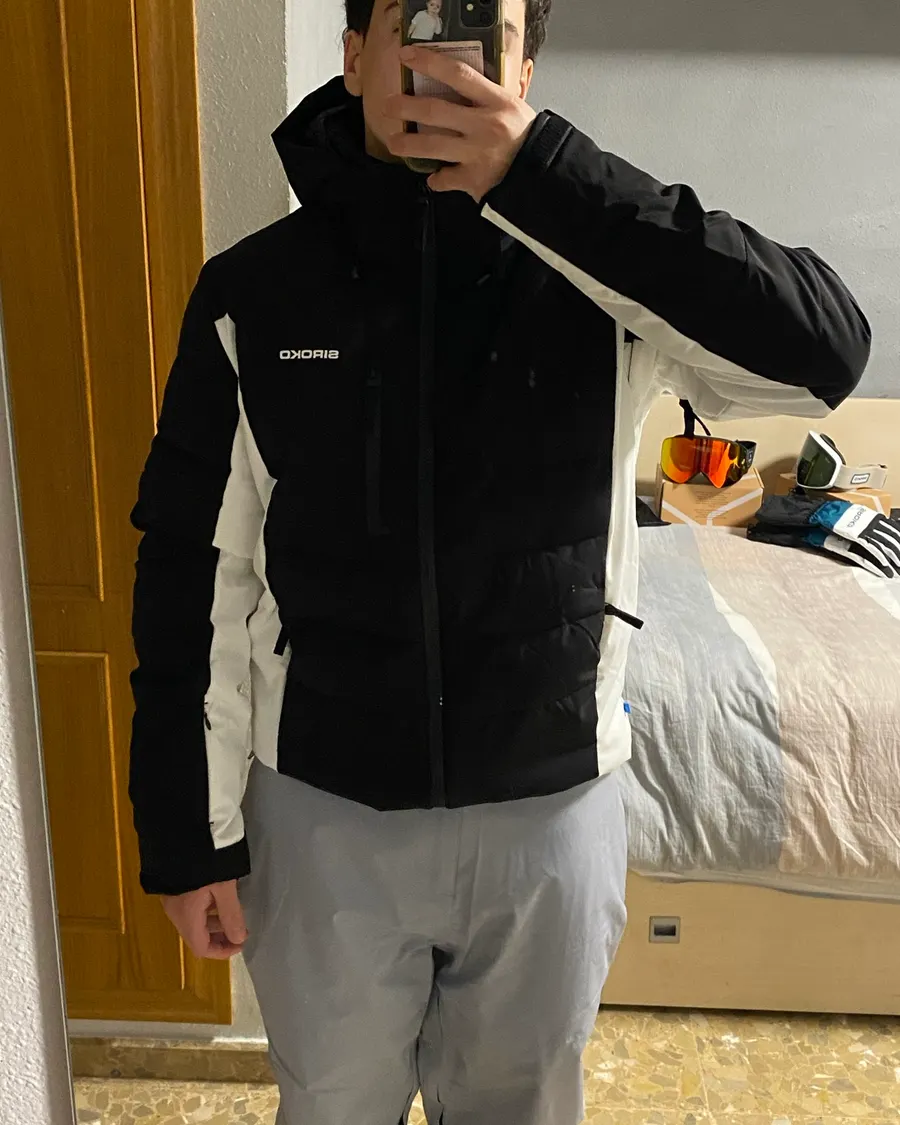 Look Negro y blanco en el espejo